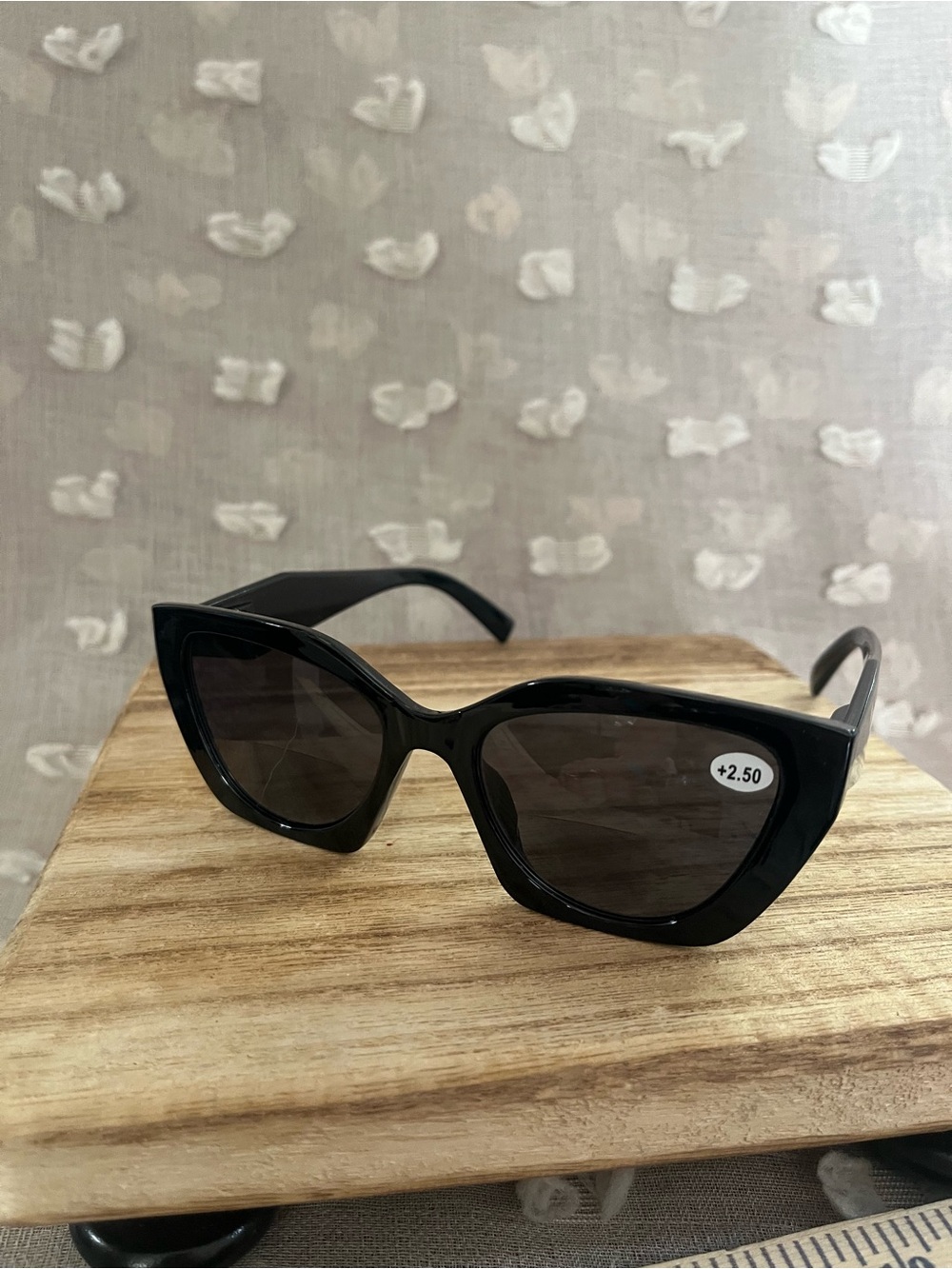 Women’s black bifocal sunglasses